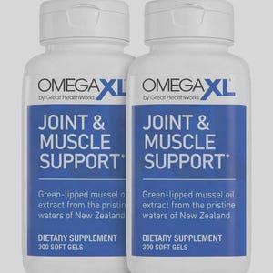 Pode incluir: Duas garrafas brancas de suplementos com rótulos azuis. Os rótulos dizem "OMEGA XL" e "SUPORTE PARA ARTICULAÇÕES E MÚSCULOS". O texto também menciona "extrato de óleo de mexilhão de lábios verdes" e "300 cápsulas moles".