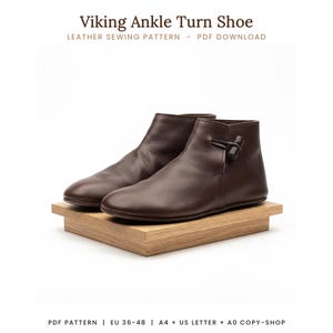 Könnte beinhalten: Ein Paar dunkelbraune Leder-Knöchelschuhe mit seitlichem Knebelverschluss. Der Text lautet: Viking Ankle Turn Shoe, LEATHER SEWING PATTERN - PDF DOWNLOAD, PDF PATTERN | EU 36-48 | A4 + US LETTER + A0 COPY-SHOP.