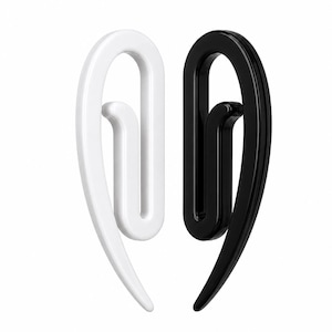 Pode incluir: Duas formas abstratas e curvas, uma branca e outra preta, são colocadas lado a lado sobre um fundo branco. Cada forma tem um design em laço com uma extremidade pontiaguda, assemelhando-se a uma orelha estilizada ou um gancho decorativo.
