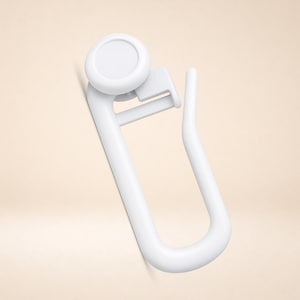 Pode incluir: Um gancho de cortina de plástico branco com uma parte superior arredondada e um corpo curvo em forma de U. O gancho tem um pequeno clipe retangular e foi projetado para ser fixado a um varão de cortina. O gancho é feito de um material liso e sólido.
