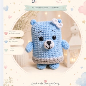 Może przedstawiać: Jasnoniebieski szydełkowany miś amigurumi z białą kokardką na głowie, czarnymi oczami i białym pyszczkiem z czarnym wyszywanym noskiem. Tekst na obrazku zawiera TyciMis, Autorski Wzór Szydełkowy, Mięciutki Miś Amigurumi, Idealny Na Prezent, Poziom Łatwy oraz Każde oczko tworzy historię.