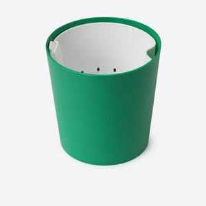 Puede incluir: Un juego de tres tazas de cerámica con un acabado mate moteado. Las tazas son de color crema, gris claro y gris oscuro. Cada taza tiene un diseño simple y minimalista y un asa redondeada.