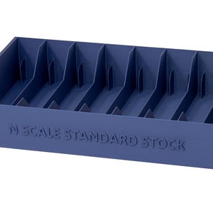Könnte beinhalten: Eine blaue Kunststoff-Aufbewahrungsschale mit acht vertikalen Trennwänden. Der Text "N SCALE STANDARD STOCK" ist auf der Vorderseite eingeprägt. Die Schale dient zur Organisation kleiner Gegenstände, wahrscheinlich im Zusammenhang mit dem Modelleisenbahnbau.