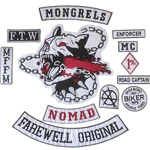 Könnte beinhalten: Ein Set aus gestickten Aufnähern mit einem zentralen weißen Hundekopf mit schwarzen Details, roten Akzenten und einer Kette. Der Text umfasst MONGRELS, NOMAD, FAREWELL ORIGINAL, F.T.W, ENFORCER, MC, 1%, ROAD CAPTAIN, MFFM und einen runden VAGABOND MC BIKER Aufnäher.
