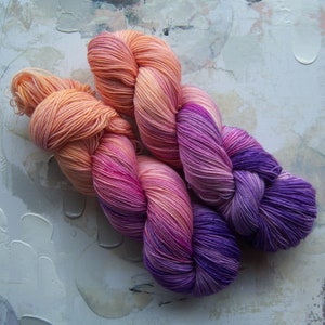 Nova - fil teint à la main / fil teint à la main, fil à chaussettes, fil de laine - violet, rose et orange - mérinos Superwash / nylon - poids au doigt - 100 g