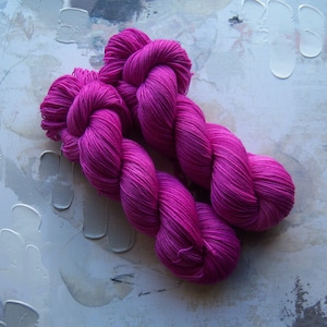 Berried Treasure - Hand dyed Yarn / Handdyed yarn, Sock Yarn, Wool Yarn - Berry Pink / Magenta - Superwash Merino & Nylon – Fingering Weight