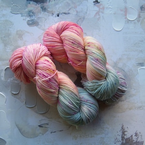 Lovestruck - Hand dyed Yarn / Handdyed yarn, Sock Yarn, Wool Yarn - Pink, Peach, Mint - Woolly Sock, Classic Sock - Fingering Yarn- 100g