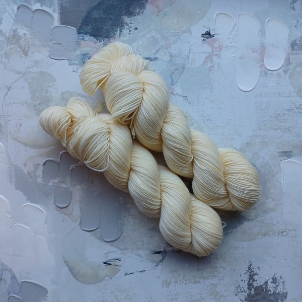 Vanilla Frosting - Hand dyed Yarn / Handdyed Yarn, Sock Yarn, Wool Yarn – Sock Weight, Fingering yarn - Superwash Merino/Nylon – 100g