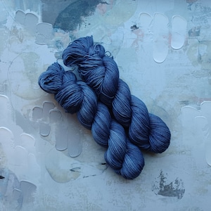 Denim - Hand dyed Yarn / Handdyed Yarn, Sock Yarn, Wool Yarn – Blue Gray Tonal - Sock Weight, Fingering yarn - Superwash Merino/Nylon – 100g