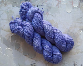 Violet pervenche - Fil teint à la main / Fil teint à la main, Fil à chaussettes, Fil de laine - Mérinos et nylon Superwash 75/25 - Poids au doigt - 100 g