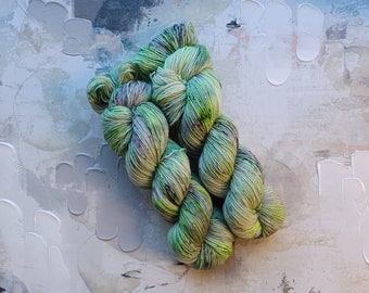 Fio tingido à mão Freestyle / Fio tingido à mão, Fio para meias, Fio de lã, Fio mesclado - A120 - Cinza, Roxo, Verde - Fio simples Fingering 100g