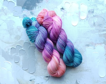 Meerjungfrau - Handgefärbtes Garn / Sockenwolle, Wollgarn - Petrol, Lila, Pink, Pfirsich - Klassische Socke - Fingering Weight