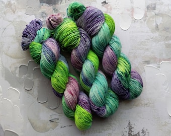 Nebula Wolke - Handgefärbtes Garn / Handgefärbtes Garn, Sockenwolle, Sockenwolle - Grün, Petrol, Blau, Lila - HT BFL, Classic Sock - Fingering Wt - 100g