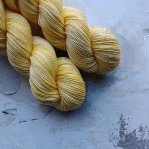 Nouveau-né Fil teint à la main / Fil teint à la main, fil à chaussettes, fil de laine Jaune pâle Mérinos et nylon Superwash Poids au doigt image 2