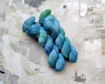 Przędza Freestyle Hand Dyed / Przędza barwiona ręcznie, Przędza skarpetkowa, Przędza wełniana, Przędza w kropki - A156 - Błękity i zielenie - Waga palcowa, 100 g
