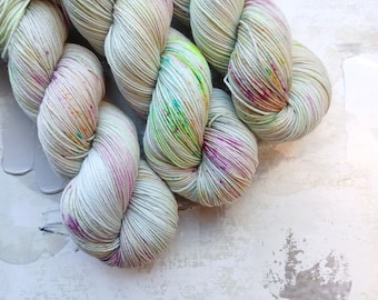 Fio tingido à mão Freestyle / Fio tingido à mão, Fio para meias, Fio de lã, Fio mesclado - A145 - Cinza com pintas brilhantes - Espessura Fingering, 100g