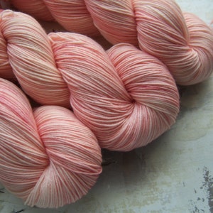 Peach Coral - Handgefärbtes Garn / Knäuel / Handgefärbtes Garn, Sockenwolle, Wollgarn - SW Merino / Nylon oder Merino Kaschmir Nylon - Fingering Weight - 100g