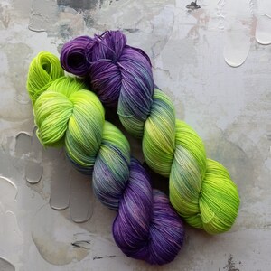 Hummingbird Hand dyed Yarn / Handdyed yarn, Sock Yarn, Wool Yarn Purple, Blue, Green BFL or 75 25 Sock Yarn Fingering Yarn 100g image 3