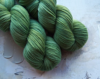 Ivy - Hand dyed Yarn / Handdyed yarn, Sock Yarn, Wool Yarn - Dark Green Yarn - Superwash Merino / Nylon - Fingering Yarn - 100g