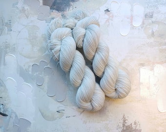 Light Gray - Hand dyed Yarn / Handdyed Yarn, Sock Yarn, Wool Yarn – Sock Weight, Fingering yarn - Superwash Merino/Nylon – 100g