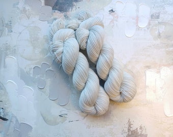 Cinza claro - Fio tingido à mão / Fio para meias, Fio de lã - Espessura para meias, Fio fingering - Lã merino superwash/Nylon - 100g