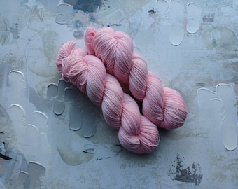 Bubblegum - Przędza barwiona ręcznie / Przędza barwiona ręcznie, Przędza skarpetkowa, Przędza wełniana - Jasnoróżowa - Superwash Merino i nylon - Waga palcowa