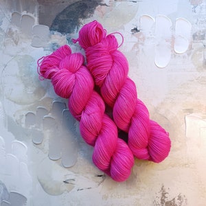 Hot Pink - Hand dyed Yarn / Handdyed yarn, Sock Yarn, Wool Yarn - Pink / Magenta - Superwash Merino & Nylon – Fingering Weight