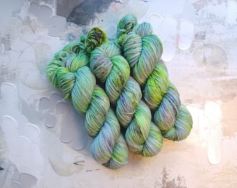 Hilo teñido a mano Freestyle / Hilo teñido a mano, Hilo peinado, Hilo de lana, Hilo moteado - A134 - Azul, verde y morado - Peso peinado 100 g