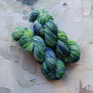 Freestyle Hand dyed Yarn / Handdyed yarn, Sock Yarn, Wool Yarn, Speckled Yarn A084 Gray, Blue, Green Single Ply Fingering 100g image 2