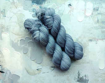 Cinza Prateado - Fio tingido à mão / Fio para meias, Fio de lã - Espessura para meias, Fio fingering - Lã merino superwash/Nylon - 100g