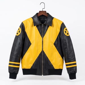 Könnte beinhalten: Eine schwarz-gelbe Lederjacke mit einem großen gelben X-Muster auf der Vorderseite, einem schwarzen Kragen und schwarzen Rippbündchen. Die Ärmel zeigen ein gelbes, kreisförmiges X-Logo auf jeder Schulter und zwei horizontale gelbe Streifen an den Ärmelenden.