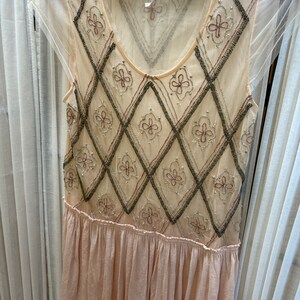 Light pink mesh top Free people beaded tank coquette French flair tank semi sheer pink gray glass beaded top afbeelding 6