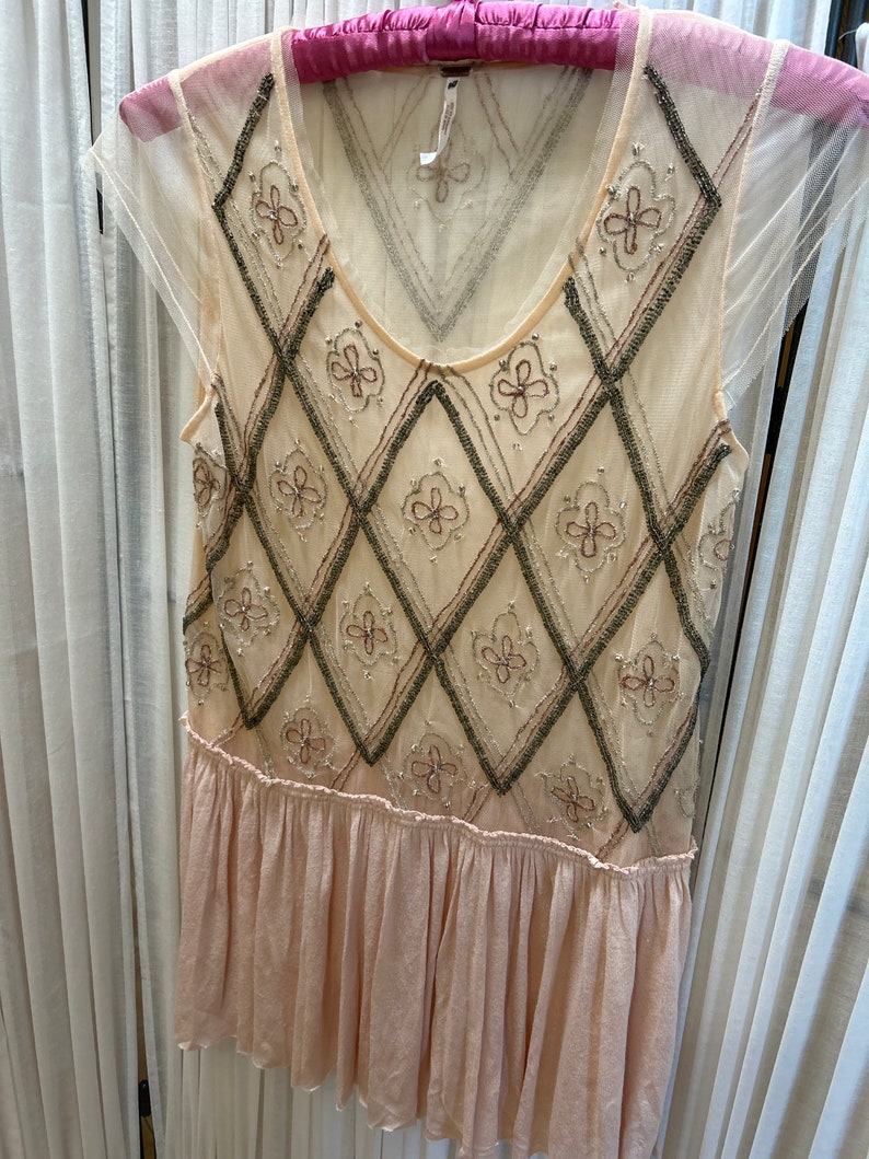 Light pink mesh top Free people beaded tank coquette French flair tank semi sheer pink gray glass beaded top afbeelding 6