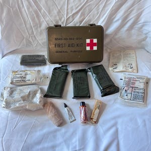 Botiquín militar antiguo de los años 70, NSN 6545-00-922-1200, suministros médicos de la era de Vietnam.