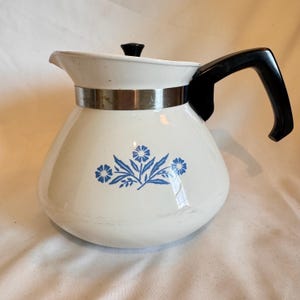 Tetera vintage Corning Ware de los años 60, color azul aciano, con tapa, 6 tazas/2 cuartos de galón.