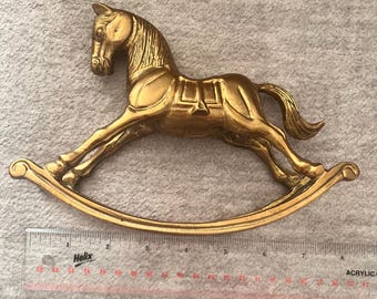 Estatueta vintage de cavalo de balanço em latão, peça colecionável e decorativa.