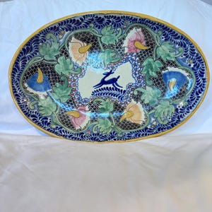 Gran plato vintage de Talavera Uriarte de 47 cm / Cerámica mexicana pintada a mano / Motivo de venado saltando y vid / Puebla, México