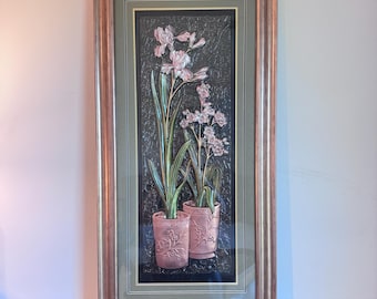 Vintage, driedimensionaal ingelijst bloemenwanddecoratie van reliëfmetaal met irissen in pot.