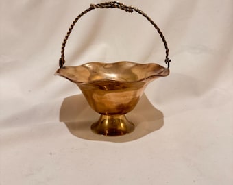 Vintage Brass Basket Ruffled Edge Braided Handle Patina Cottagecore Decor 6”