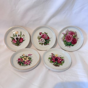 Posavasos de porcelana vintage Enesco Japan con diseño floral y borde dorado, juego de 5 piezas, en excelente estado.