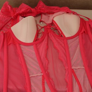 K&ouml;nnte beinhalten: Ein Set aus drei Keramikbechern mit gesprenkelter, matter Oberfl&auml;che. Die Becher sind in den Farbt&ouml;nen Creme, Hellgrau und Dunkelgrau gehalten. Jeder Becher hat ein schlichtes, minimalistisches Design, ideal f&uuml;r Kaffee oder Tee.