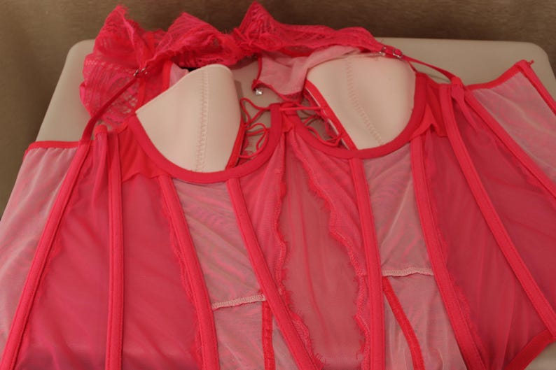 K&ouml;nnte beinhalten: Ein Set aus drei Keramikbechern mit gesprenkelter, matter Oberfl&auml;che. Die Becher sind in den Farbt&ouml;nen Creme, Hellgrau und Dunkelgrau gehalten. Jeder Becher hat ein schlichtes, minimalistisches Design, ideal f&uuml;r Kaffee oder Tee.