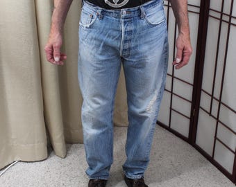 Jeans Levi's 501 vintage, taglia 34" di vita, 32,5" di interno gamba, blu medio, vestibilità regolare, usurati.