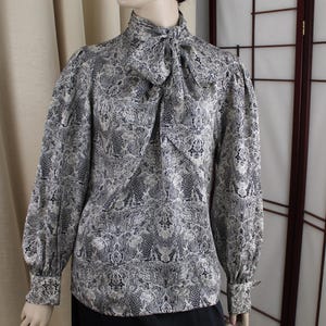 Vintage Adrianna Papell sidenblus svart/vit storlek L 1980-tal bild 2