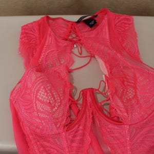 K&ouml;nnte beinhalten: Ein Set aus drei Keramikbechern mit gesprenkelter, matter Oberfl&auml;che. Die Becher sind in Creme-, Hellbraun- und Dunkelbraunt&ouml;nen gehalten. Jede Tasse hat ein schlichtes, minimalistisches Design.