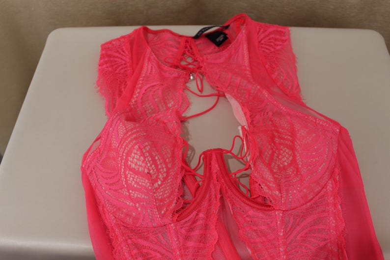 K&ouml;nnte beinhalten: Ein Set aus drei Keramikbechern mit gesprenkelter, matter Oberfl&auml;che. Die Becher sind in Creme-, Hellbraun- und Dunkelbraunt&ouml;nen gehalten. Jede Tasse hat ein schlichtes, minimalistisches Design.