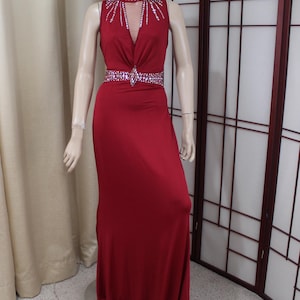 burgundy dress with silver accessories Match Jewelry Colors with Burgundy Dresses