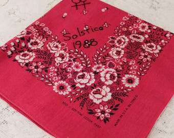 Vintage seltene 'Sonnenwende 88' bestickte verblasste rote Bandana 21 x 20 "weich