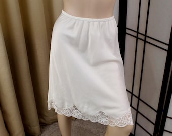 Vintage zeldzame designer 'CD' gebroken wit satijnen halve slip maat M: 24-33" taille