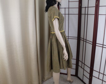 Robe d'été vintage en coton vert/or/jaune floral taille moyenne années 1950